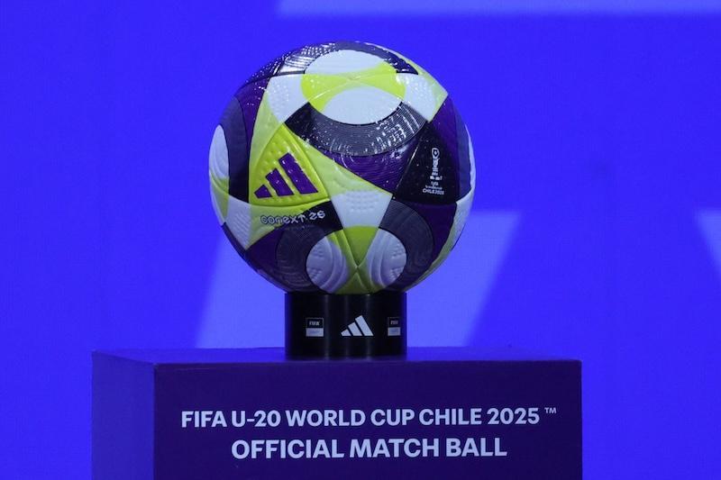 Aufnahme des Spielballs der FIFA U-20-WM 2025.